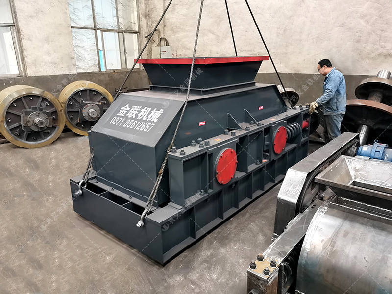 處理玄武巖、鵝卵石成沙的小型對(duì)輥制砂機(jī)產(chǎn)量多大？